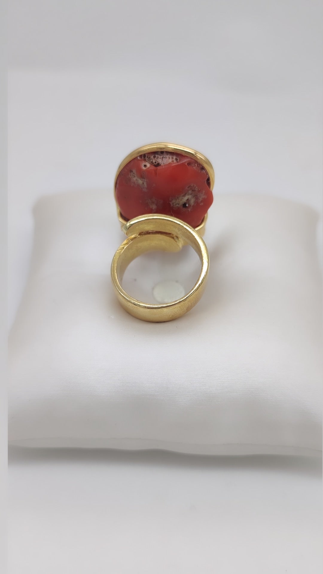 Anello in argento dorato con pietra in corallo del Mediterrano