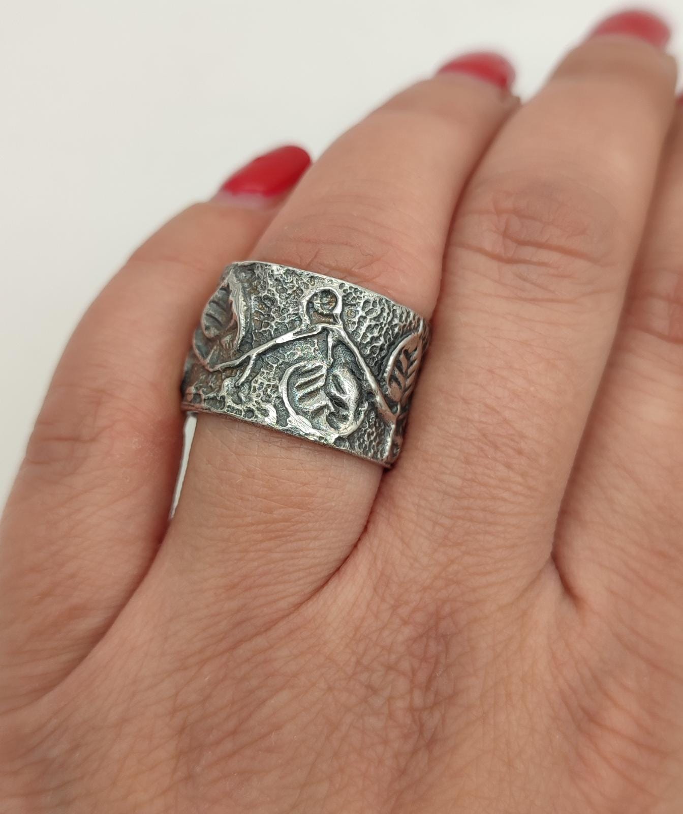 Anello fascia cesellato in argento brunito