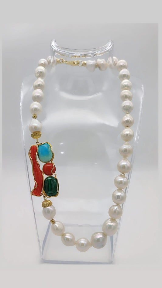 Collana in perle con malachite, corallo e turchese.